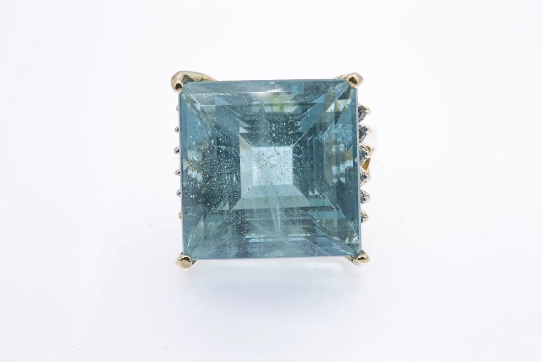 VINTAGE AQUAMARINE DIAMONDS ACCENT COCKTAIL RING: Vintage Aquamarine Diamonds Accent Cocktail Ring Brand: Unbranded Type: Ring Material: 14k Yellow Gold Main Stone/Creation Natural Color: Yellow Size: 5.5 US Accessories: None Accessories