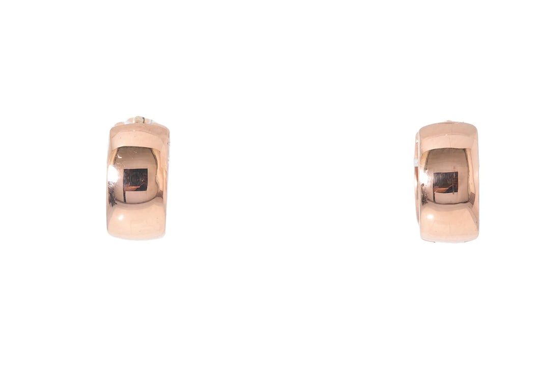 CHRIS AIRE AMBER HUE HUGGIE 14K 585 ROSE GOLD EARRINGS: Chris Aire Amber Hue Huggie 14k 585 Rose Gold Earrings Brand: Chris Aire Type: Earrings Material: 14k Rose Gold, Color: Rose Size: Length x Width - 0.50" x 0.23" Accessories: None Accessor