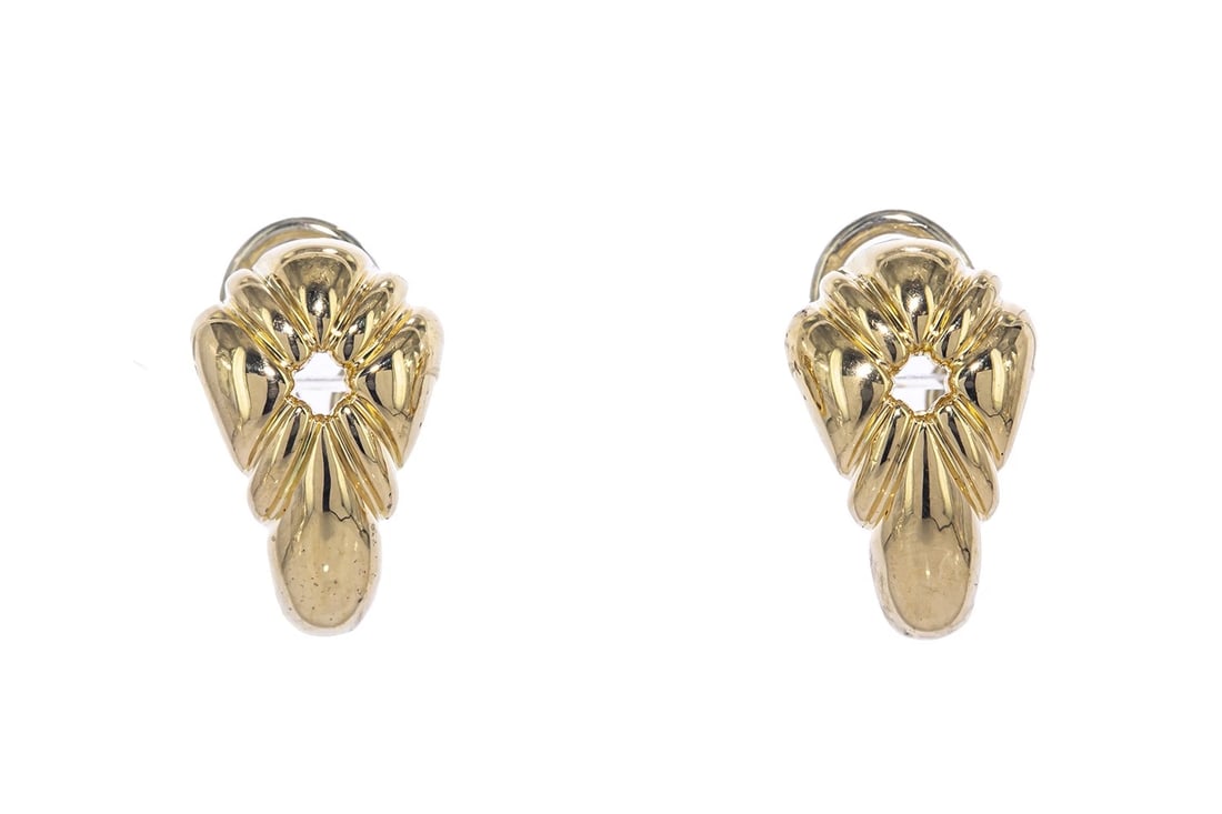 RETIRED CHAUMET SOLID 18K YELLOW GOLD EARRINGS: Retired Chaumet Solid 18K Yellow Gold Earrings Brand: Chaumet Type: Earrings Material: 18K Yellow Gold, Color: Yellow Size: Length x Width - 0.8" x 0.5" Accessories: None Accessories Notice:
