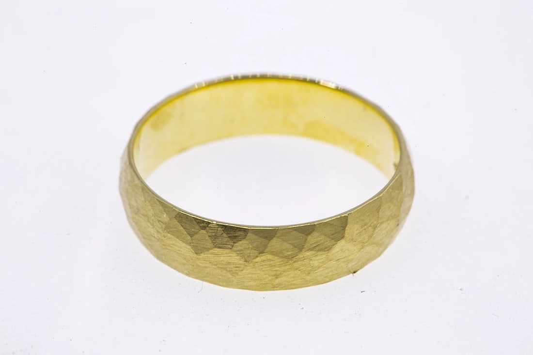 BRILLIANT EARTH EVEREST BAND 18K 750 YELLOW GOLD RING: Brilliant Earth Everest Band 18K 750 Yellow Gold Ring Brand: Brilliant Earth Type: Ring Material: 18K 750 Yellow Gold, Color: Yellow Size: 10.5 US Accessories: None Accessories Notice: Whe