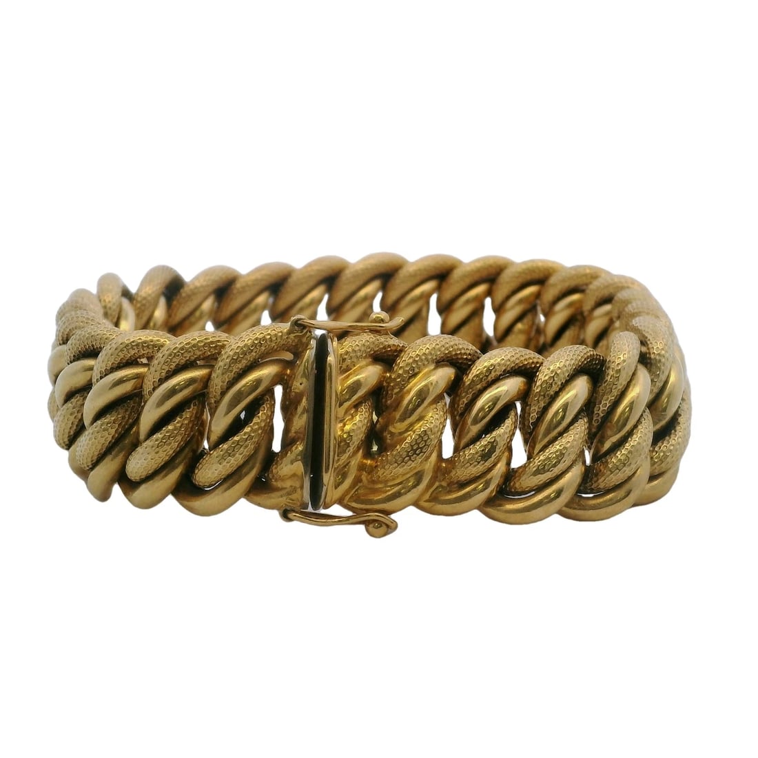 VINTAGE 18KT YG ITALIAN TEXTURED CHAIN BRACELET: Vintage 18kt YG Italian Textured Chain Bracelet Brand: Unbranded Type: Bracelet Material: 18K Yellow Gold, Color: Yellow Size: Length - 7.5" Width - 17.5mm Accessories: None Accessories No