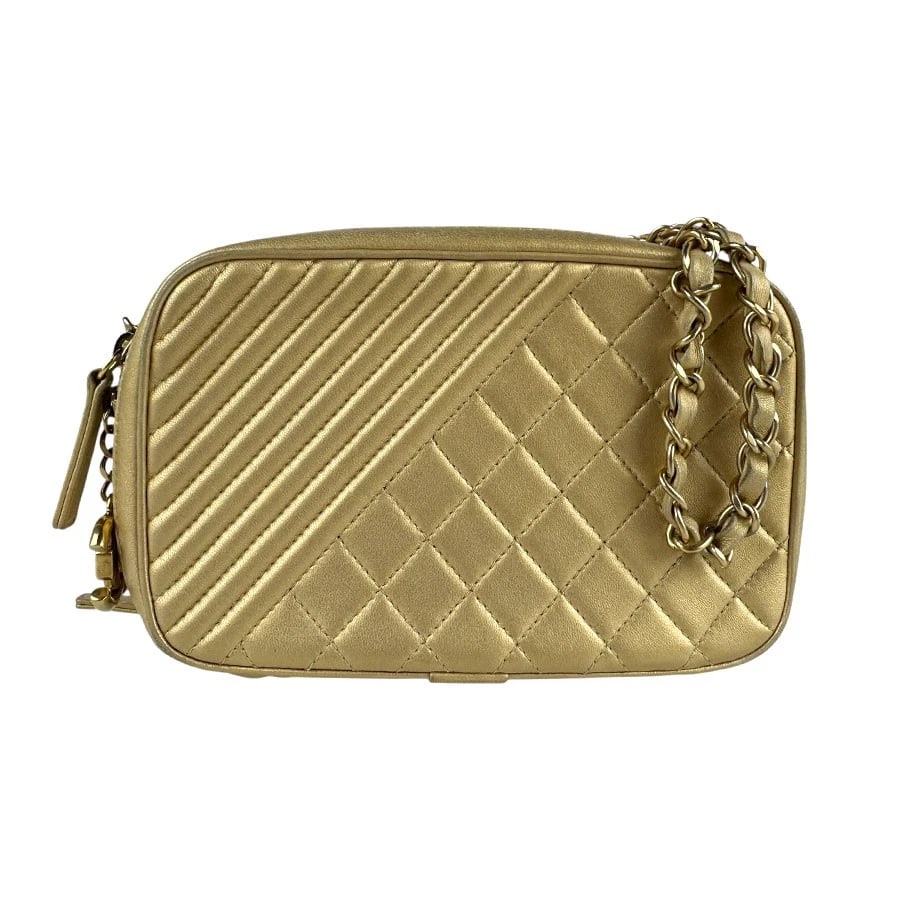 CHANEL CHAIN SHOULDER BAG GOLD LEATHER/METAL: CHANEL Chain Shoulder Bag Gold Leather/Metal Brand: CHANEL Type: Shoulder Bag Material: leather Color: Gold Size: W:7.5inx H:4.7inx D:3.5in Shoulder Length: 44.1in Accessories: None Access
