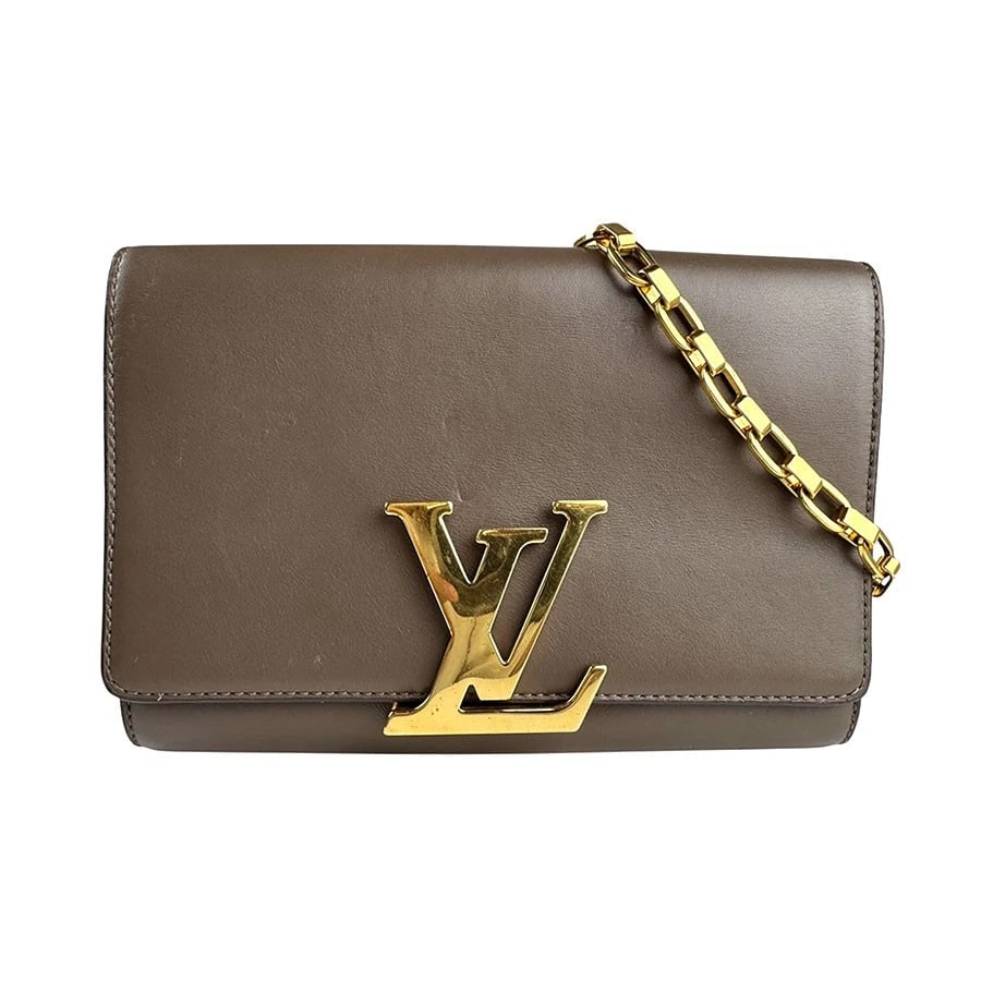 LOUIS VUITTON POCHETTE LOUISE GM SHOULDER BAG: LOUIS VUITTON Pochette Louise GM Shoulder Bag Brand: LOUIS VUITTON Type: Shoulder Bag Material: leather Color: Grani Size: W:8.7inx H:6.3inx D:0.8in Shoulder Length: 33.5in Accessories: None <