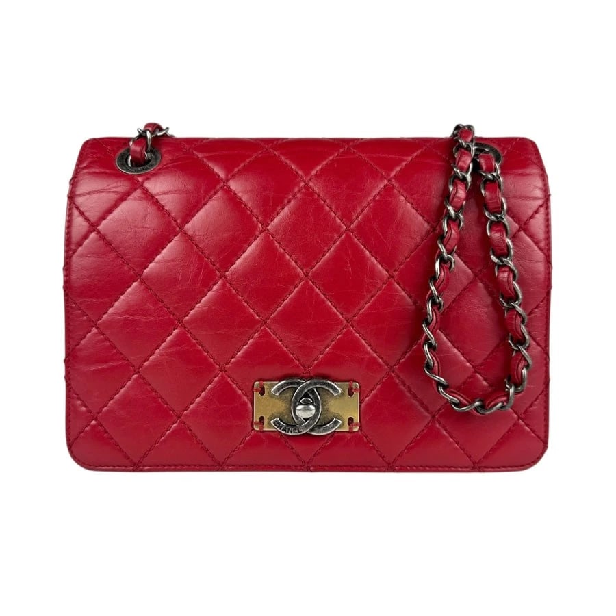 CHANEL MATELASSE CHIAN SHOULDER BAG RED: CHANEL Matelasse Chian Shoulder Bag Red Brand: CHANEL Type: Shoulder Bag Material: leather Color: Red Size: W:7.5inx H:6.7inx D:2.4in Shoulder Length: 47.2in Accessories: None Accessories