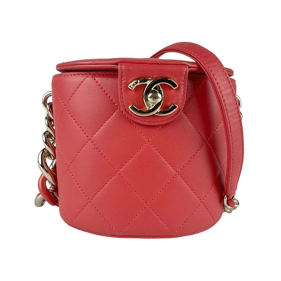 CHANEL MATELASSE CHAIN SHOULDER BAG RED: CHANEL Matelasse Chain Shoulder Bag Red Brand: CHANEL Type: Shoulder Bag Material: leather Color: Red Pink Size: W:5.9inx H:5.1inx D:3.9in Shoulder Length: 47.2in Accessories: None Accesso