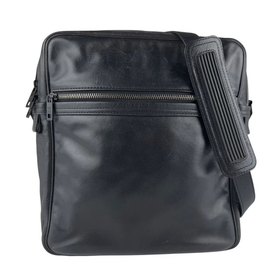 LOUIS VUITTON CLARKSON SHOULDER BAG BLACK LEATHER: LOUIS VUITTON Clarkson Shoulder Bag Black Leather Brand: LOUIS VUITTON Type: Shoulder Bag Material: Monogram Diffir Color: Noir Size: W:9.8inx H:11.0inx D:4.3in Shoulder Length: 47.2in Accessorie