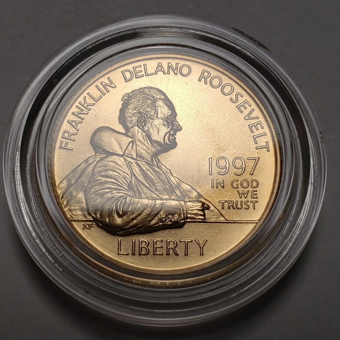 1997 $5 FRANKLIN ROOSEVELT COMMEMORATIVE: 1997 $5 Franklin Roosevelt Commemorative Brand/Mint: US Mint Year: 1997 Fineness: 0.9 Composition: Gold Coin: None Denomination: None Country of Origin: United States Accessories