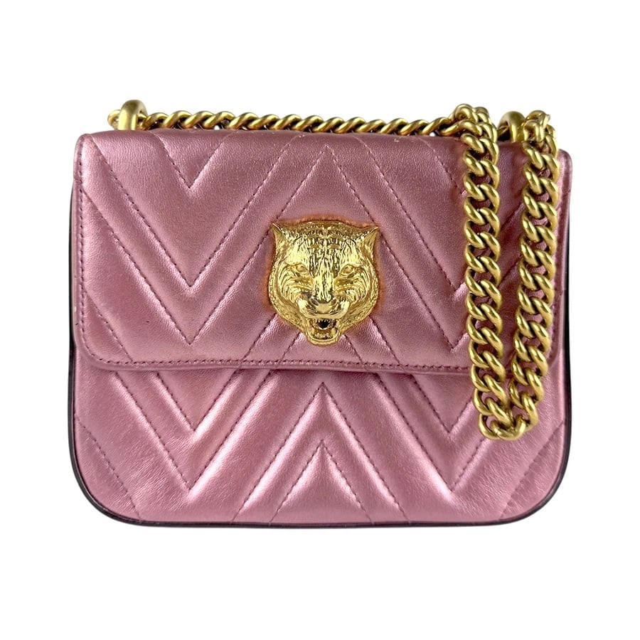 GUCCI CHIAN SHOULDER BAG METALLIC PINK/GOLD LEATHER/METAL: GUCCI Chian Shoulder Bag Metallic Pink/Gold Leather/Metal Brand: GUCCI Type: Shoulder Bag Material: leather Color: Metallic Pink Size: W:7.1inx H:5.9inx D:2.0in Shoulder Length: 43.3in Accessorie