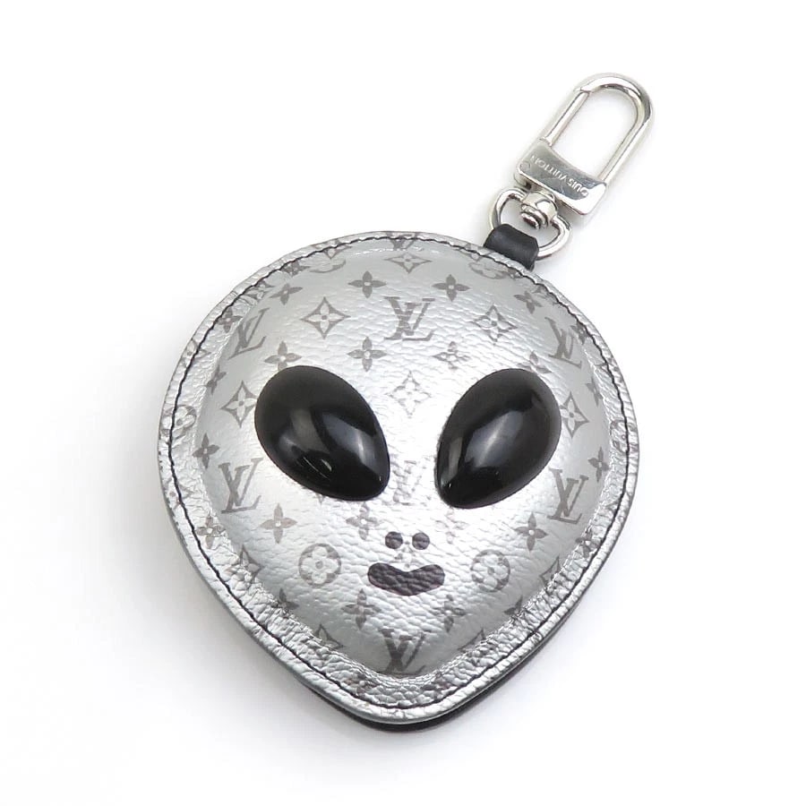 LOUIS VUITTON LV ALIEN BAG CHARM MULTICASE: LOUIS VUITTON LV Alien Bag Charm Multicase Brand: LOUIS VUITTON Type: charm Material: PVC Color: Silver/Black/Gray Size: Length:5.5in Maximum Width:0.8in Top Size: W:3.3x H:3.7in Accessories: Non