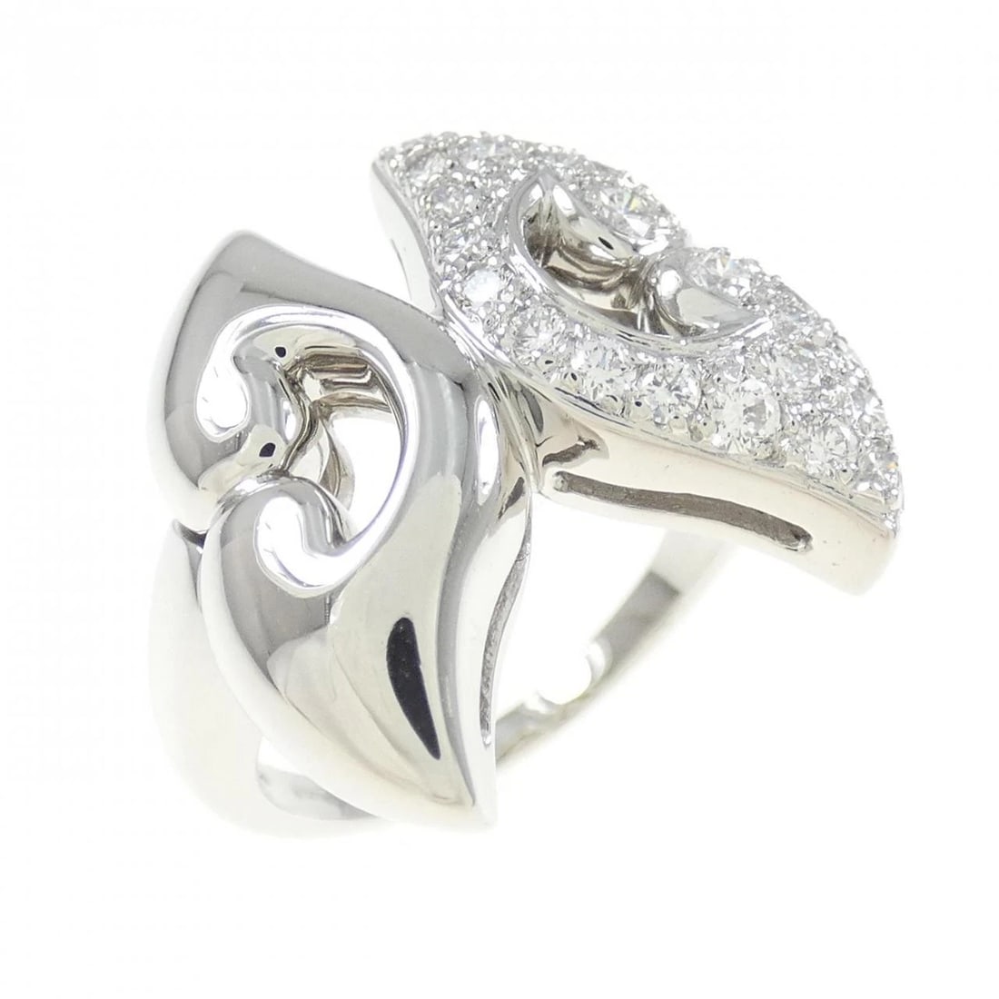 BVLGARI DIAMOND RING: Bvlgari Diamond Ring Brand: BVLGARI Type: Ring Material: Platinum 950 Main Stone Natural Color: Platinum Size: 5-5.5 (US size) Accessories: None Accessories Notice: When purchasing pre-own