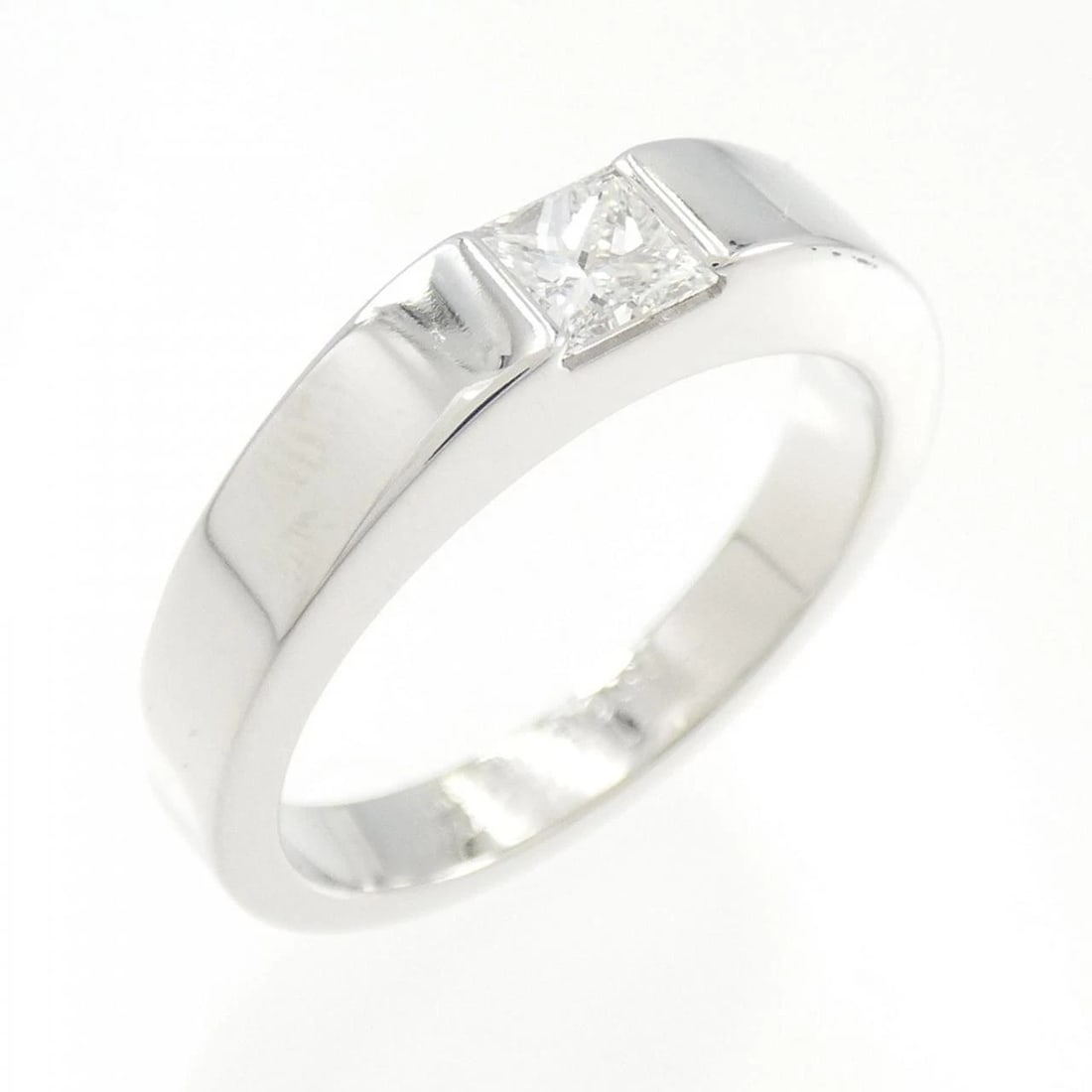 CARTIER TANK RING: Cartier Tank Ring Brand: Cartier Type: Ring Material: 750 White Gold Main Stone Natural Color: White Gold Size: 5.5 (US size) Accessories: None Accessories Notice: When purchasing pre-owned