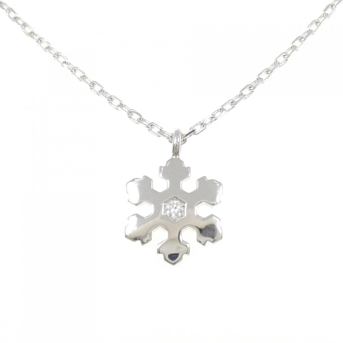 BVLGARI SNOWFLAKE NECKLACE: Bvlgari Snowflake Necklace Brand: BVLGARI Type: Necklace Material: 750 White Gold Main Stone Natural Color: White Gold Size: 40cm Accessories: None Accessories Notice: When purchasing pre-