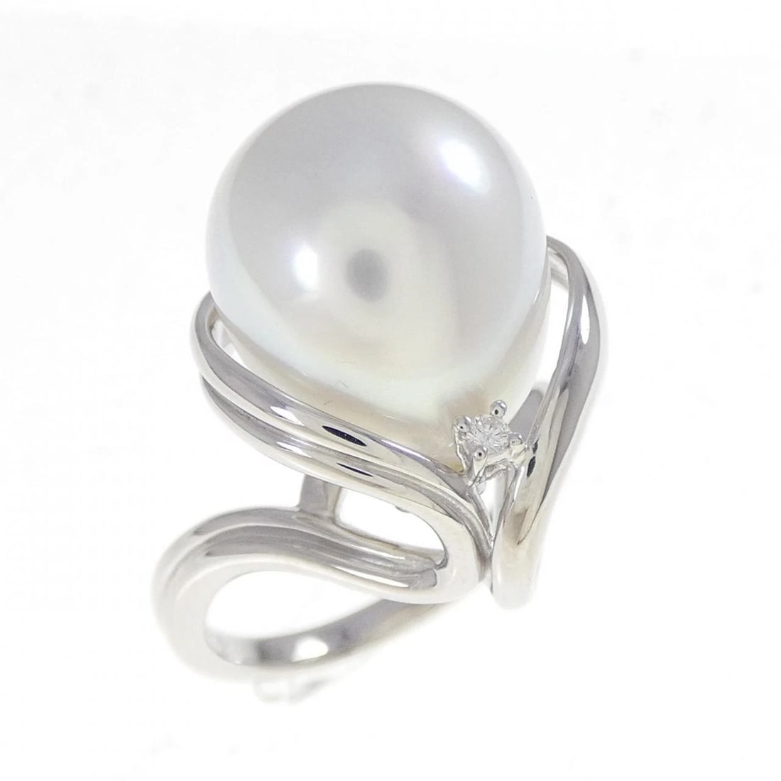 TASAKI SOUTH SEA PEARL RING: TASAKI South Sea Pearl Ring Brand: TASAKI Type: Ring Material: Platinum 900 Main Stone South Sea Pearl Color: Platinum Size: 6.5 (US size) Accessories: None Accessories Notice: When