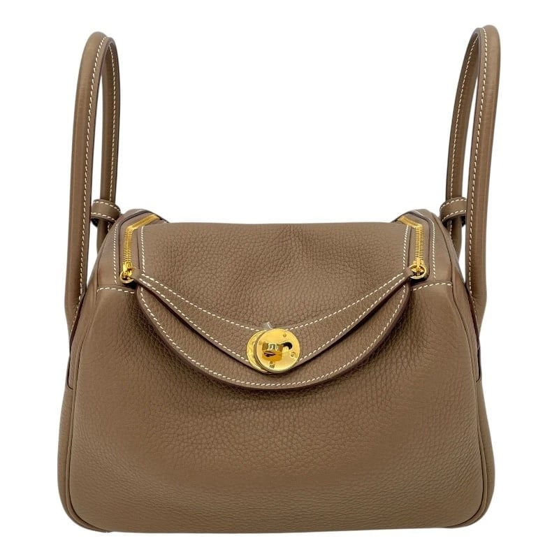 HERMES LINDY 26 SHOULDER BAG: HERMES Lindy 26 Shoulder Bag Brand: HERMES Type: Shoulder Bag Material: Exterior Material Taurillon Clemence Color: Exterior Color Etoupe GDHardware Size: W10.2 x H7.1x D5.1inch Accessories: