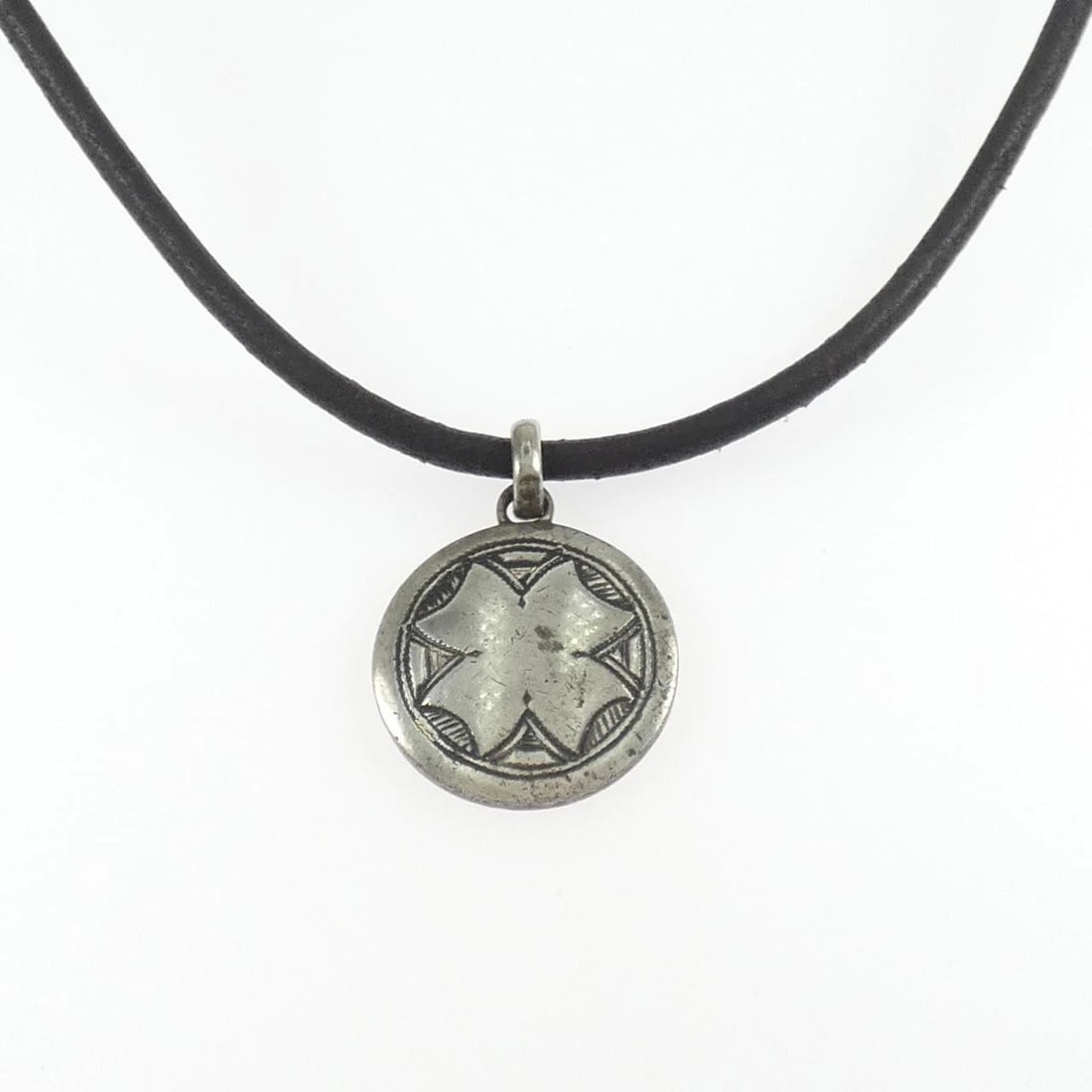 HERMES 925 NECKLACE: HERMES 925 Necklace Brand: HERMES Type: Necklace Material: 925 Silver Color: Silver Size: 40cm Accessories: None Accessories Notice: When purchasing pre-owned goods, please refer to the ph