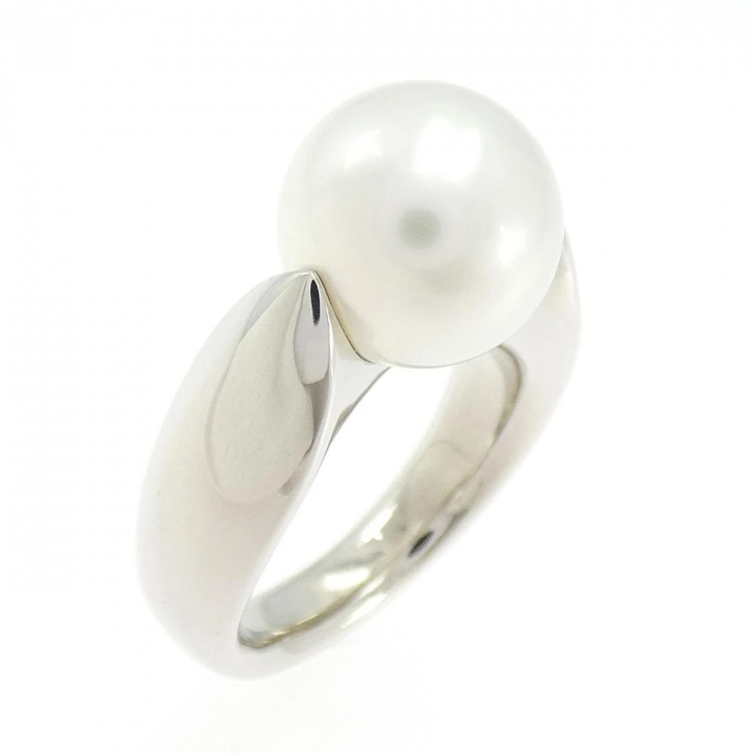 MIKIMOTO SOUTH SEA PEARL RING: MIKIMOTO South Sea Pearl Ring Brand: MIKIMOTO Type: Ring Material: Platinum 950 Main Stone South Sea Pearl Color: Platinum Size: 5 (US size) Accessories: None Accessories Notice: When purc