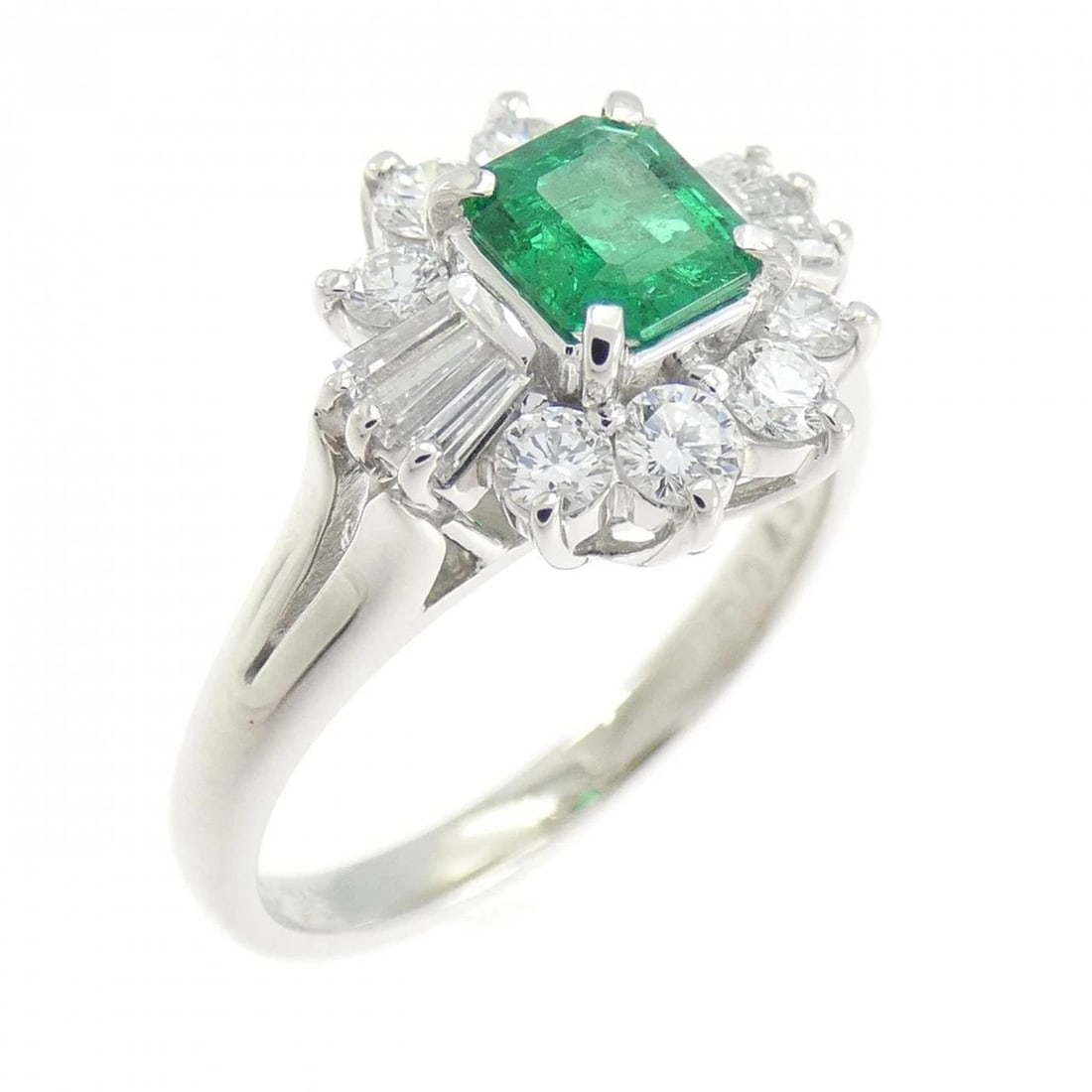 MIKIMOTO EMERALD RING: MIKIMOTO Emerald Ring Brand: MIKIMOTO Type: Ring Material: Platinum 900 Main Stone Emerald Color: Platinum Size: 5 (US size) Accessories: None Accessories Notice: When purchasing pre-owned