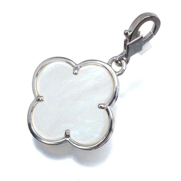 VAN CLEEF & ARPELS PENDANT MOTHER OF PEARL MAGIC ALHAMBRA CHARM: Van Cleef & Arpels Pendant Mother of Pearl Magic Alhambra Charm Brand: Van Cleef & Arpels Type: Pendant Material: 18K / 750 / White Gold Main Stone/Creation Natural Color: White Gold Size: Design