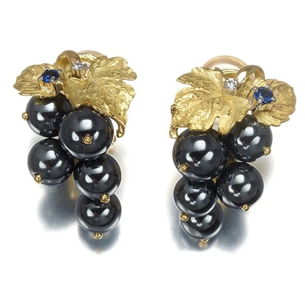 AS TIME EARRINGS HEMATITE SAPPHIRE DIAMOND FLORA GRAPES: As Time Earrings Hematite Sapphire Diamond Flora Grapes Brand: As Time Type: Earrings Material: 18K / 750 / Yellow Gold 900 / Platinum Main Stone/Creation Natural Color: Yellow Gold,Platinum 