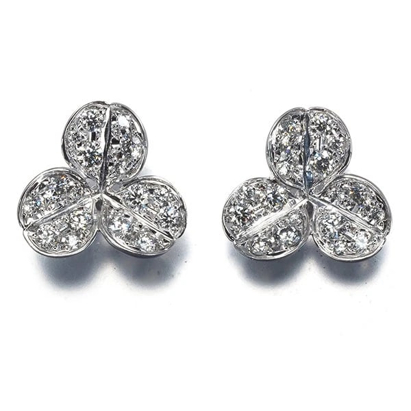 MIKIMOTO EARRINGS DIAMOND PEARL FORTUNE LEAVES: Mikimoto Earrings Diamond Pearl Fortune Leaves Brand: MIKIMOTO Type: Earrings Material: 18K / 750 / White Gold Main Stone/Creation Natural Color: White Gold Size: Design size: 13.2 x 14.2mm Acces