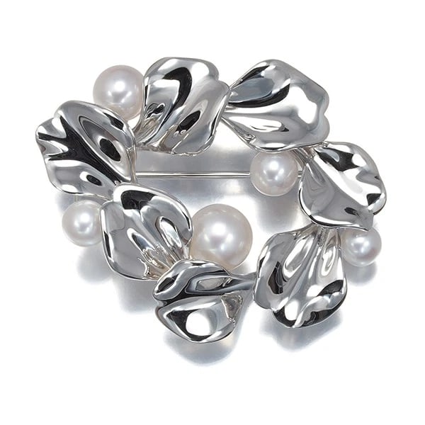 MIKIMOTO BROOCH AKOYA PEARL LES PETALES PLACE VENDOME SILVER: Mikimoto Brooch Akoya Pearl Les Petales Place Vendome Silver Brand: MIKIMOTO Type: Brooch Material: Silver Color: Silver Size: Design size: 30.2 x 37.5mm Accessories: None Accessories Notice: