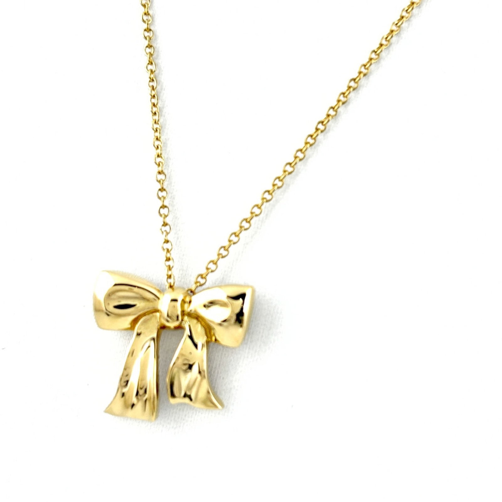 TIFFANY & CO. RIBBON NECKLACE IN YELLOW GOLD (750): Tiffany & Co. Ribbon Necklace in Yellow Gold (750) Brand: Tiffany Type: Pendant necklace Material: Yellow gold (18K) Color: Yellow Size: Neck Circumference 47 cm / 18.5'' Width 1.1mm / 0.04'' 