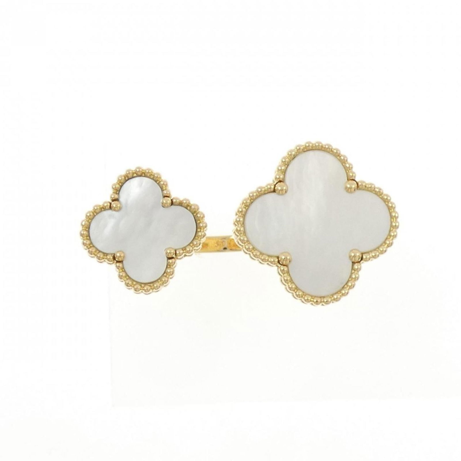 VAN CLEEF & ARPELS MAGIC ALHAMBRA EN TRE LES DOORS RING: Van Cleef & Arpels Magic Alhambra En Tre Les Doors Ring Brand: Van Cleef & Arpels Type: Band ring Material: Yellow gold (18K) Color: Yellow gold Size: 5.5 US Accessories: None Accessories