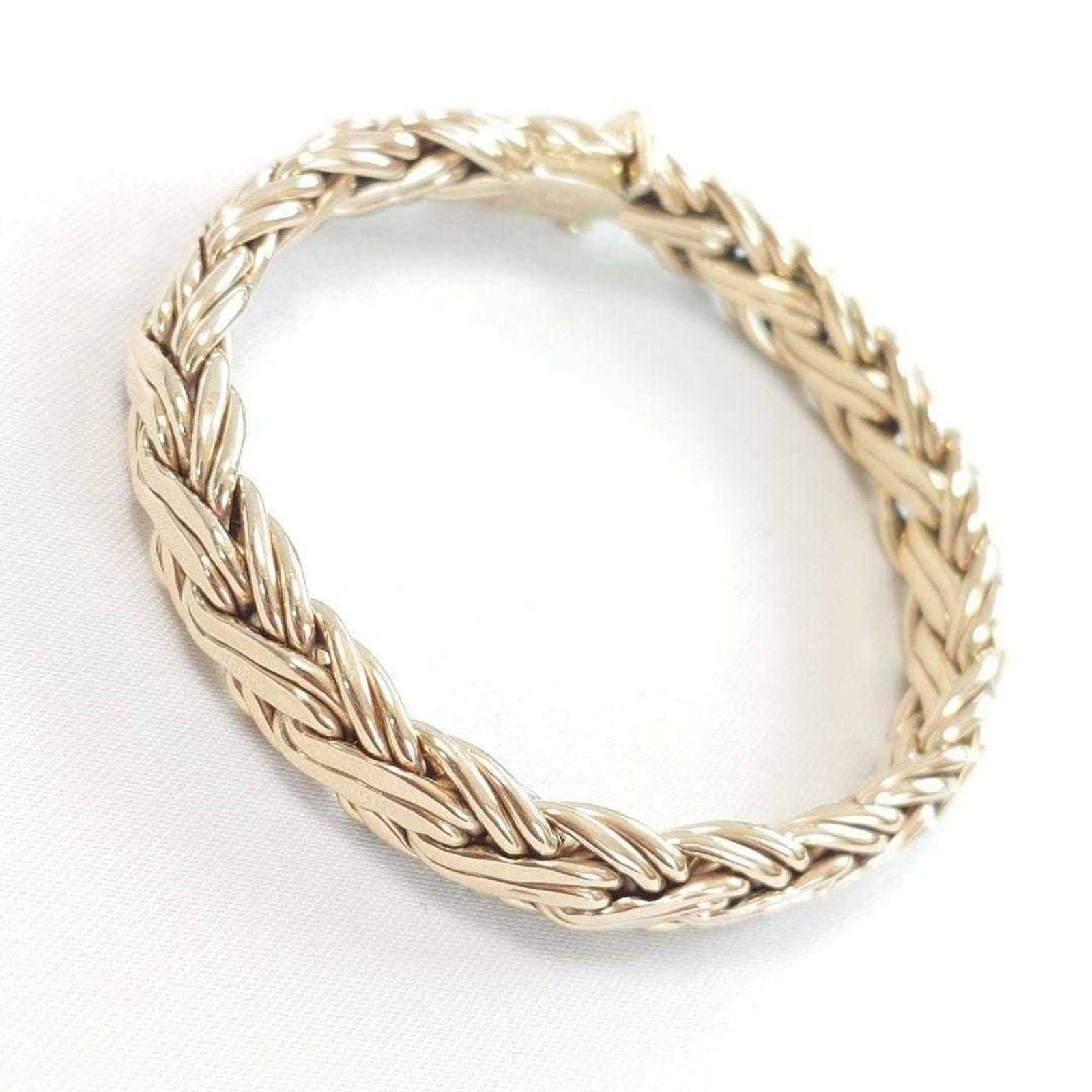 TIFFANY & CO. GOLD BRACELET: Tiffany & Co. Gold Bracelet Brand: Tiffany Type: Charm bracelet Material: Yellow gold Color: Yellow gold Size: Diameter 17cm / 6.69'' Total Length 18cm / 7.08'' Accessories: None Accessories