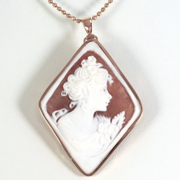 18K YELLOW GOLD NECKLACE BROOCH SHELLCAMEO: 18K Yellow gold Necklace Brooch ShellCameo Brand: N/A Type: Necklace Material: 18K Yellow Gold Color: Yellow gold White Pink Size: Top:Length height: 49mm width:31mm(Top and chain removable) Chain