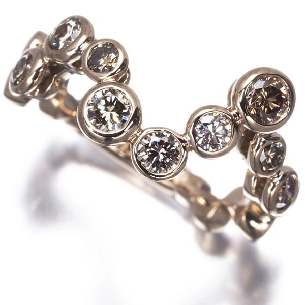 KASHIKEY RING DIAMOND BEZEL PINKY: KASHIKEY Ring Diamond Bezel Pinky Brand: KASHIKEY Type: Ring Material: 18K / 750 / Brown Gold Main Stone/Creation Natural Color: Brown Gold Size: US 1.75 Accessories: None Accessories Notice:
