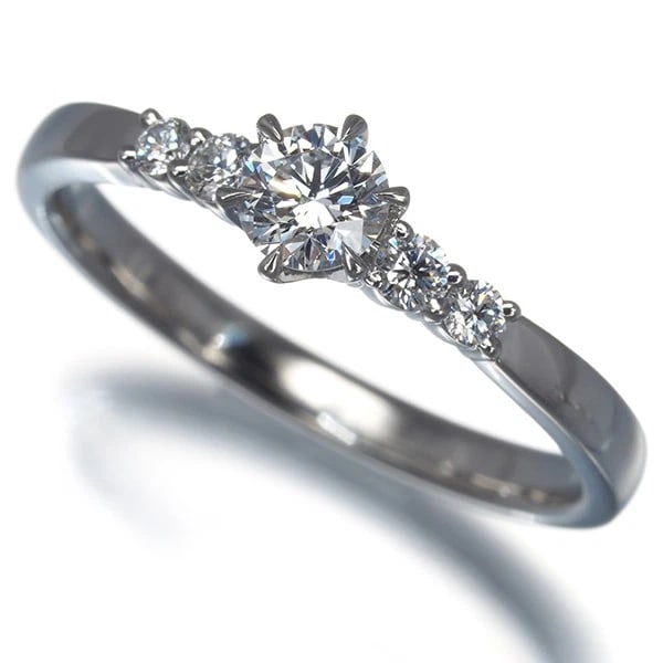 ROYAL ASSCER RING DIAMOND F VS 950 PLATINUM /: ROYAL ASSCER Ring Diamond F VS 950 Platinum / Brand: ROYAL ASSCER Type: Ring Material: 950 / Platinum Main Stone/Creation Natural Color: Platinum Size: US 6-6.25 Accessories: None Accessories