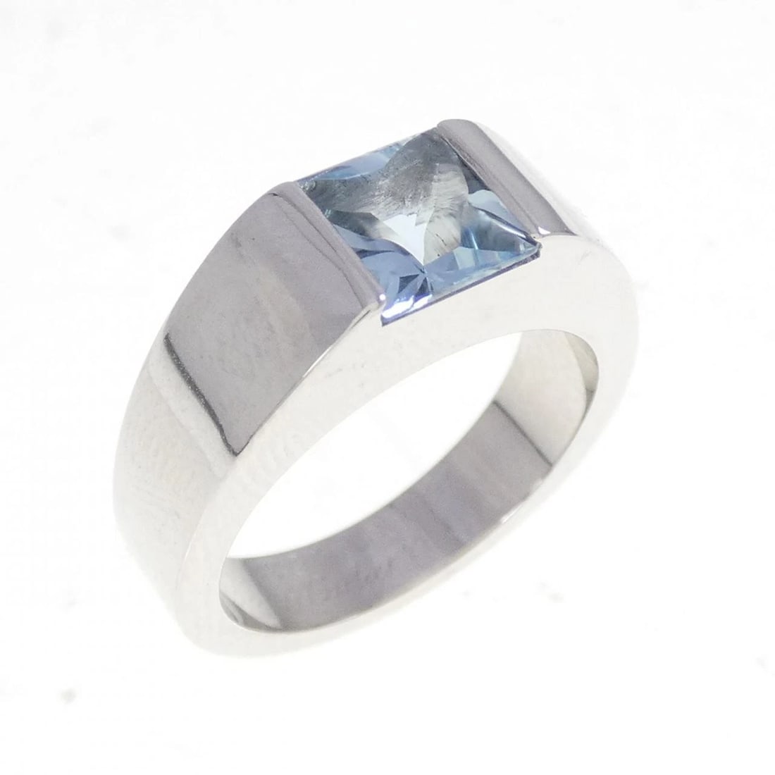 CARTIER TANK RING: Cartier Tank Ring Brand: Cartier Type: Ring Material: 750 White Gold Main Stone Aquamarine Color: White Gold Size: 4.5-5 (US size) Accessories: None Accessories Notice: When purchasing