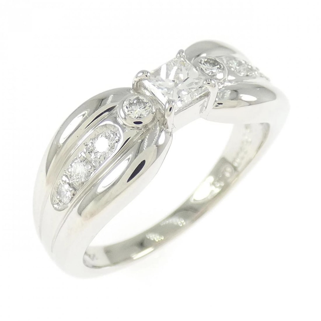 TASAKI DIAMOND RING: TASAKI Diamond Ring Brand: TASAKI Type: Ring Material: Platinum 900 Main Stone Natural Color: Platinum Size: 8 (US size) Accessories: None Accessories Notice: When purchasing pre-owned goods,