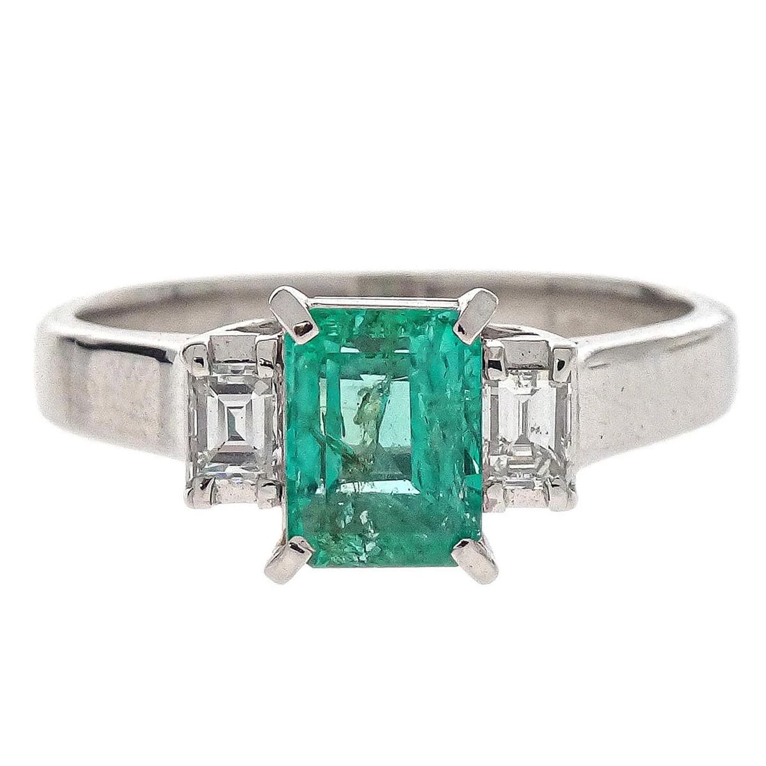 RING PT900 SILVER EMERALD DIAMOND: Ring Pt900 Silver Emerald Diamond Brand: No Brand Type/Style: Ring Material: Pt900, Main Stone/Creation Emerald Color: Silver Size: 6 US Accessories: None Accessories Notice: When purchasi