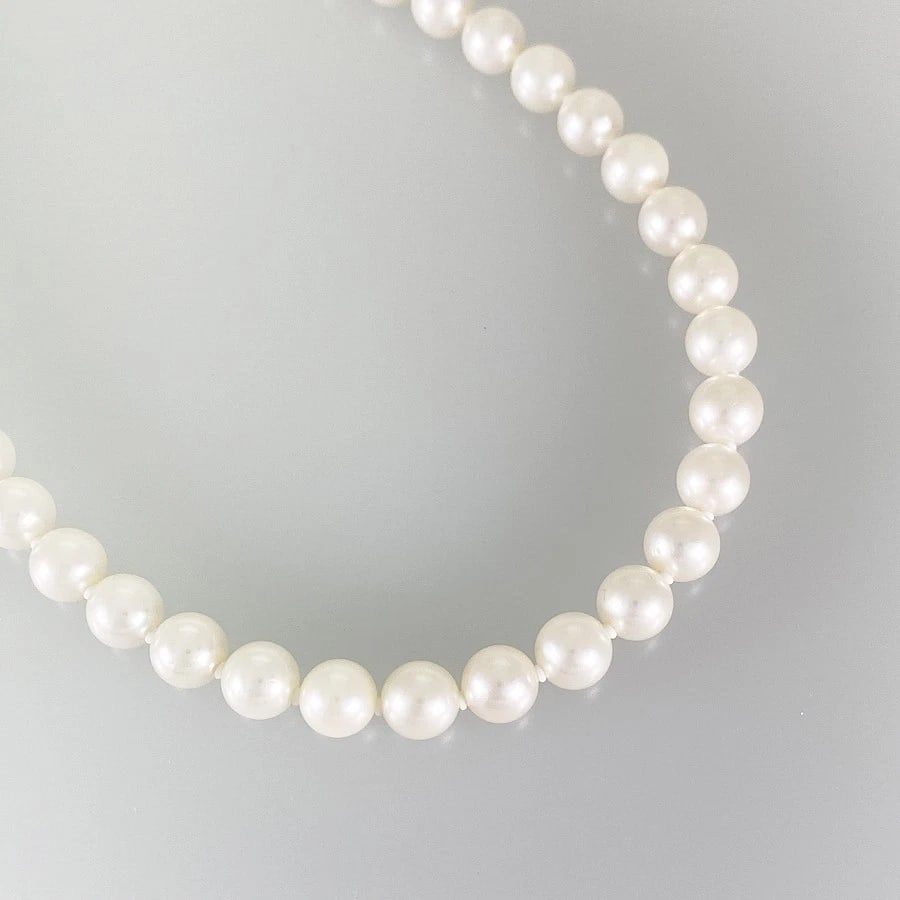 NECKLACE SILVER AKOYA PEARL: Necklace Silver Akoya Pearl Brand: Unsigned Jewelry Type/Style: Necklace Material: Silver, Main Stone/Creation Pearl Color: Silver Size: Pearl size (Necklace):7.0mm-7.5mm Necklace full