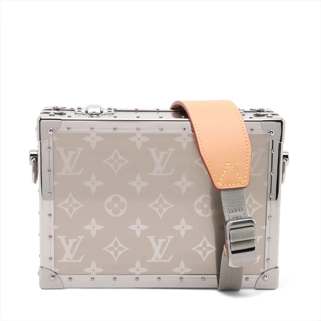 LOUIS VUITTON MONOGRAM TITANIUM CLUTCH BOX SHOULDER BAG: Louis Vuitton Monogram Titanium Clutch box Shoulder bag Brand: Louis Vuitton Type: Shoulder bag Material: None Color: Silver Size: Height:6.1inch Length:8.5inch Depth:2.8inch Shoulder height:24.0i