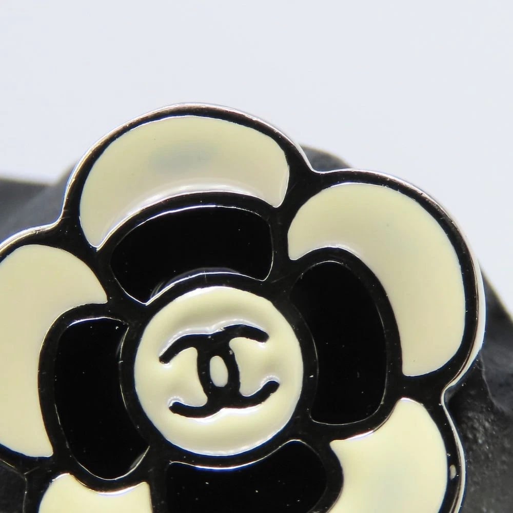 CHANEL COCO MARK METAL SILVER BLACK CREAM CAMELLIA 05P EARRINGS: Chanel Coco Mark Metal Silver Black Cream Camellia 05P Earrings Brand: Chanel Type/Style: Earrings Material: Metal Purity , Metal Silver, Color: Silver, Black, Cream Size: Height: Approx. 23.8mmWi