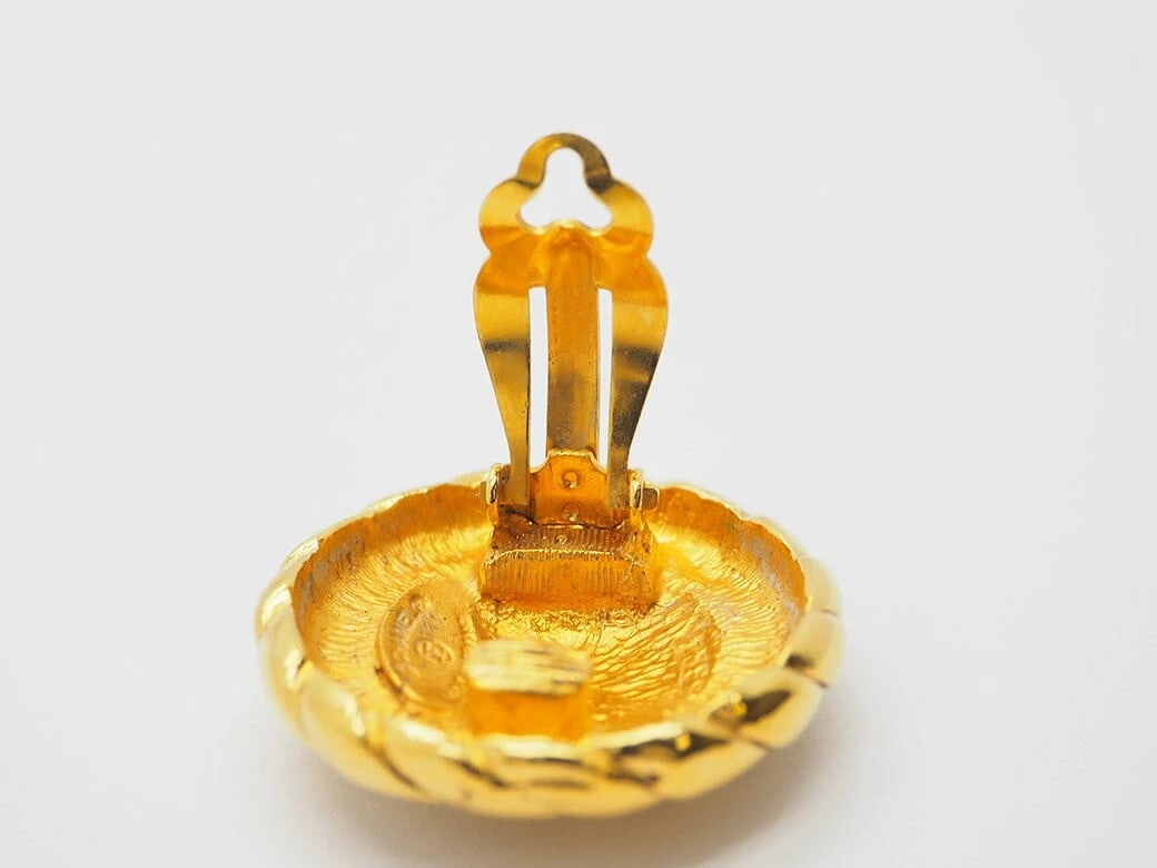 CHANEL ROUND COCO MARK GOLD LARGE ROUND EARRINGS: Chanel Round Coco Mark Gold Large Round Earrings Brand: Chanel Type/Style: Earrings Material: Metal Purity , Metal gold, Color: gold Size: (approx.) Diameter: 3x3cm Accessories: None