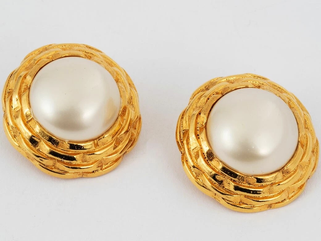 CHANEL PEARL FLOWER METALLIC GOLD EARRINGS (1 of 8)