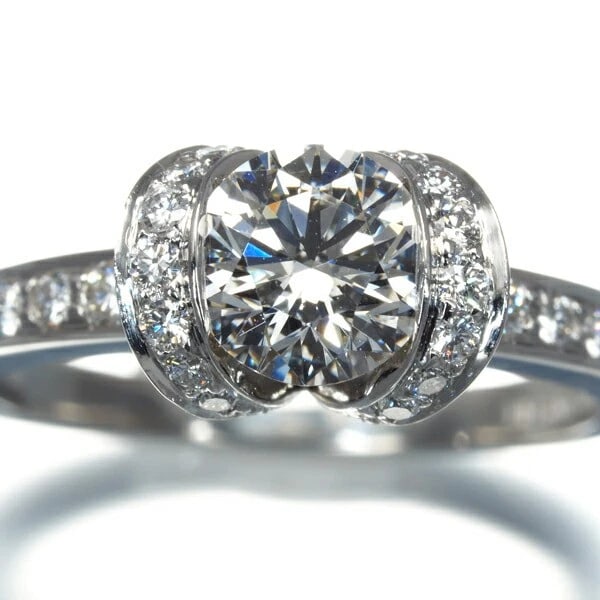 TIFFANY & CO. DIAMOND RIBBON PT950 RING: Tiffany & Co. Diamond Ribbon Pt950 Ring Brand: Tiffany & Co. Type/Style: Ring Material: Metal Purity Pt950, Metal Platinum, Main Stone/Creation Natural Color: Platinum Size: US 5-5.5 Accessories: