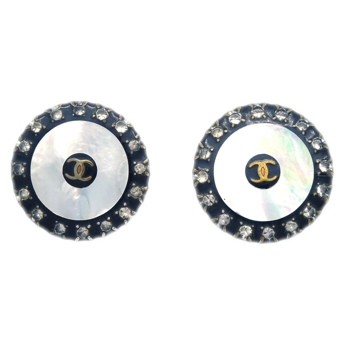 CHANEL BLACK BUTTON SHELL EARRINGS CLIP-ON: Chanel Black Button Shell Earrings Clip-On Brand: CHANEL Type/Style: Earrings Material: Gold-plated, Color: White, Black Size: Diameter: 2.3 cm Accessories: None Accessories Notice: When