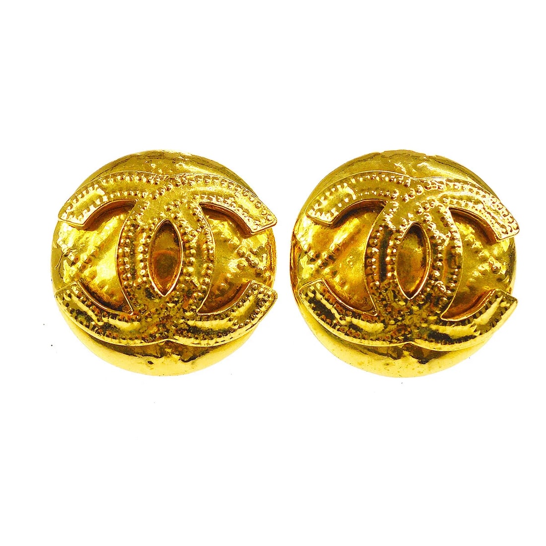 CHANEL BUTTON EARRINGS CLIP-ON GOLD: Chanel Button Earrings Clip-On Gold Brand: Chanel Type/Style: Earrings Material: Gold-tone, Color: Gold Size: Diameter : 2.3 cm Accessories: None Accessories Notice: When purchasing pre-owned