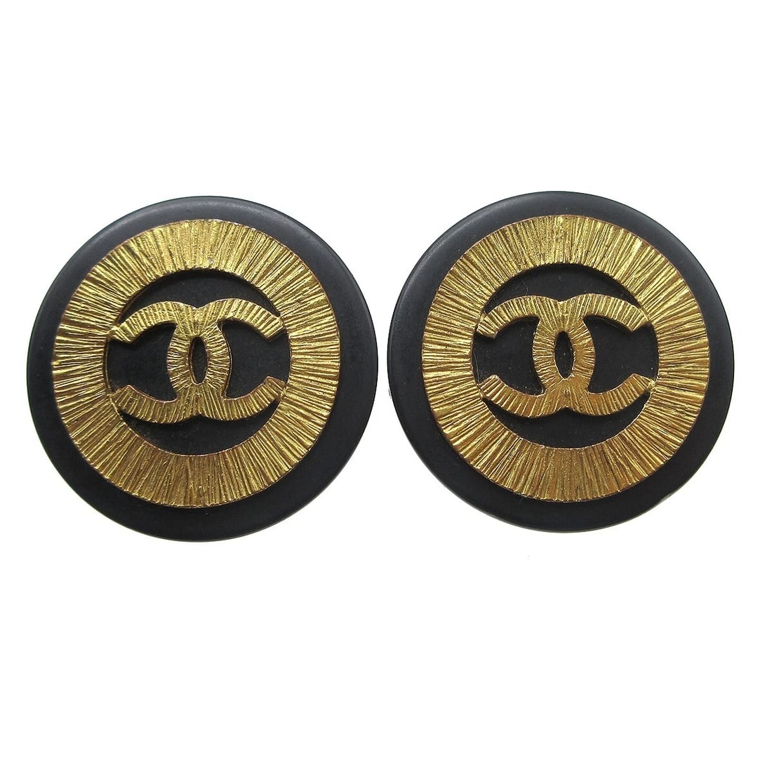 CHANEL BUTTON EARRINGS BLACK CLIP-ON: Chanel Button Earrings Black Clip-On Brand: Chanel Type/Style: Earrings Material: Gold-plated, Plastic, Color: Gold, Black Size: Diameter : 4.0 cm Accessories: None Accessories Notice: When