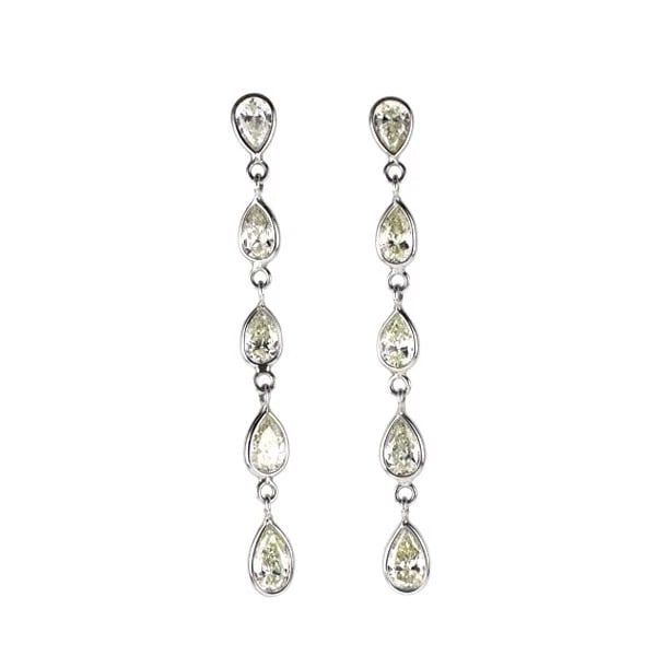 PT900 DIAMOND EARRING: Pt900 diamond earring Brand: None Type/Style: piercing Material: Metal Purity 900, Metal Platinum, Main Stone/Creation Natural Color: Platinum Size: Length/Width/Diameter33.1 Accessories: