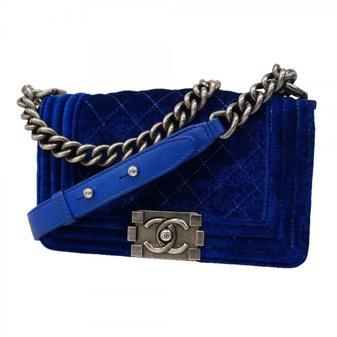 CHANEL SHOULDER BAG BOY CHAIN VELVET BLUE: Chanel Shoulder Bag Boy Chain Velvet Blue Brand: Chanel Type/Style: Shoulder bag Material: none Color: Blue Size: Size (HxWxD) 13cm x 20cm x 5cm / 5.11'' x 7.87'' x 1.96'' Accessories: None