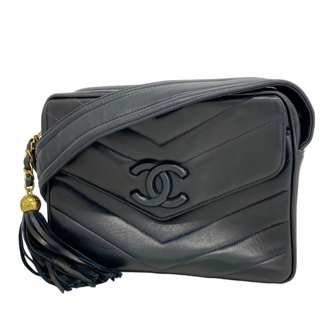 CHANEL SHOULDER BAG WITH V-STITCH CHAIN IN NAVY LAMBSKIN: Chanel Shoulder Bag with V-Stitch Chain in Navy Lambskin Brand: Chanel Type/Style: Shoulder bag Material: Leather Color: Navy Size: Size (HxWxD) 18cm x 23cm x 6.5cm / 7.08'' x 9.05'' x 2.55'' Acc