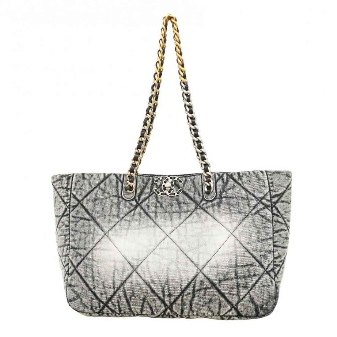 CHANEL CHAIN TOTE BAG 19 DENIM BLACK GOLD WOMEN'S: Chanel Chain Tote Bag 19 Denim Black Gold Women's Brand: Chanel Type/Style: Tote bag Material: Denim Color: Black Size: Size (HxWxD) 34cm x 25cm x 11cm / 13.38'' x 9.84'' x 4.33'' Accessories: No