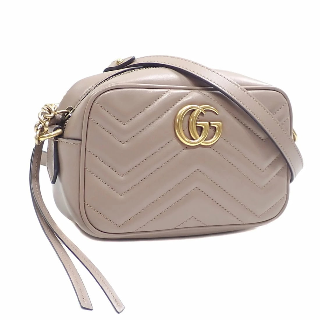 GUCCI GG MARMONT MINI CAMERA SHOULDER BAG: Gucci GG Marmont Mini Camera Shoulder Bag Brand: Gucci Type/Style: Shoulder bag Material: Quilting , Leather Color: Beige Size: Size (HxWxD) 12cm x 18cm x 6cm / 4.72'' x 7.08'' x 2.36'' 