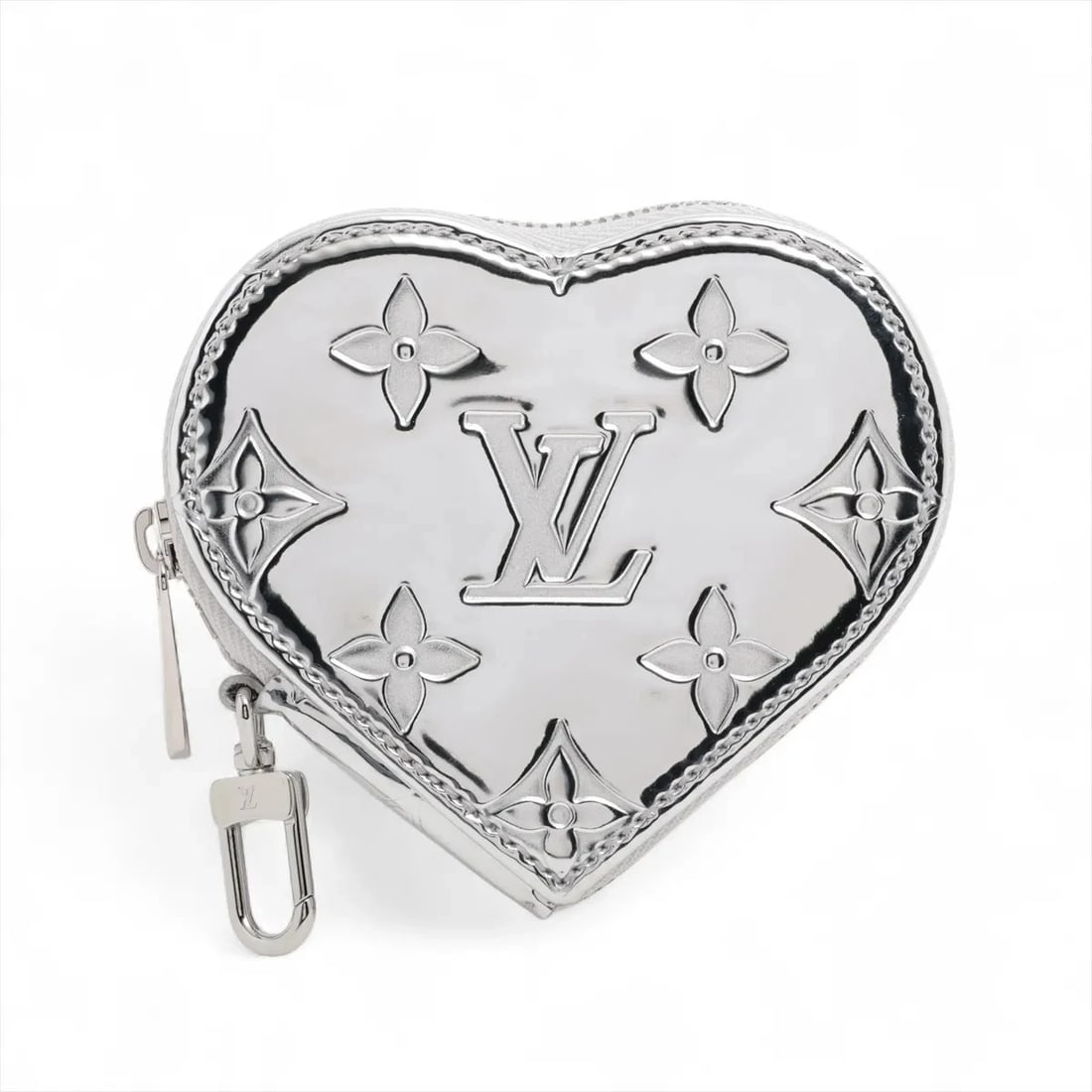 LOUIS VUITTON LV SKI PORTOMONECOURT COIN PURSE: Louis Vuitton LV SKI Portomonecourt Coin Purse Brand: Louis Vuitton Type: Coin Purse Material: None Color: Silver Size: Height:3.7inchLength:3.9inchDepth:0.6inch Accessories: None Accessor