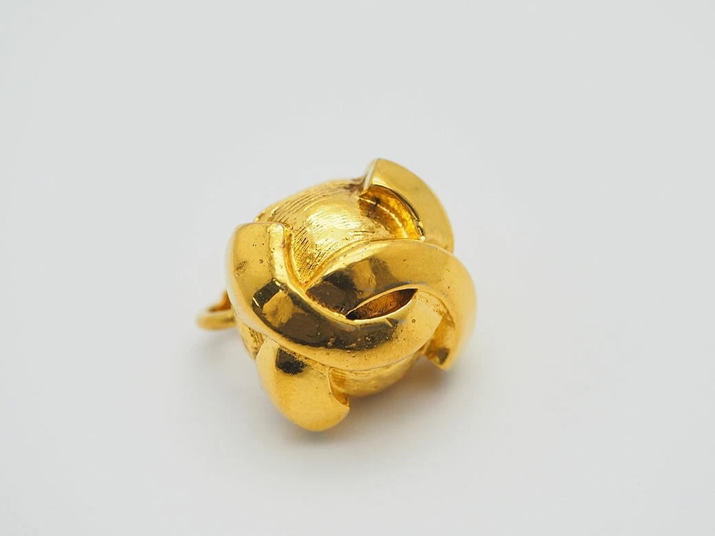 CHANEL COCO GOLD ROUND COCO MARK EARRINGS: Chanel Coco Gold Round Coco Mark Earrings Brand: Chanel Type/Style: Earrings Material: Metal Purity , Metal , Color: gold Size: (approx.) 1.5x1.5cm Accessories: None Accessories Notice: When